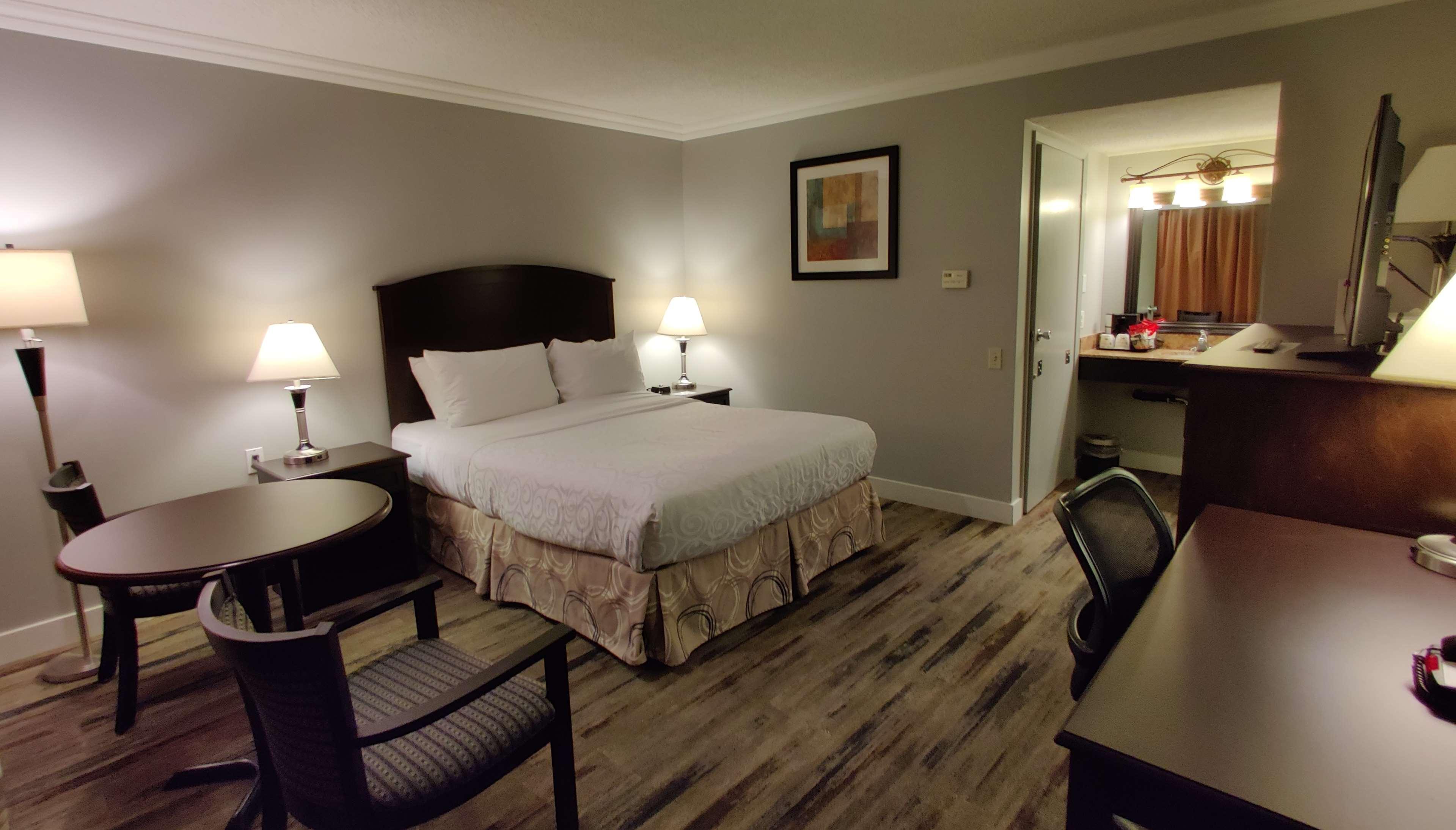 Best Western Plus Burnaby Hotel Экстерьер фото