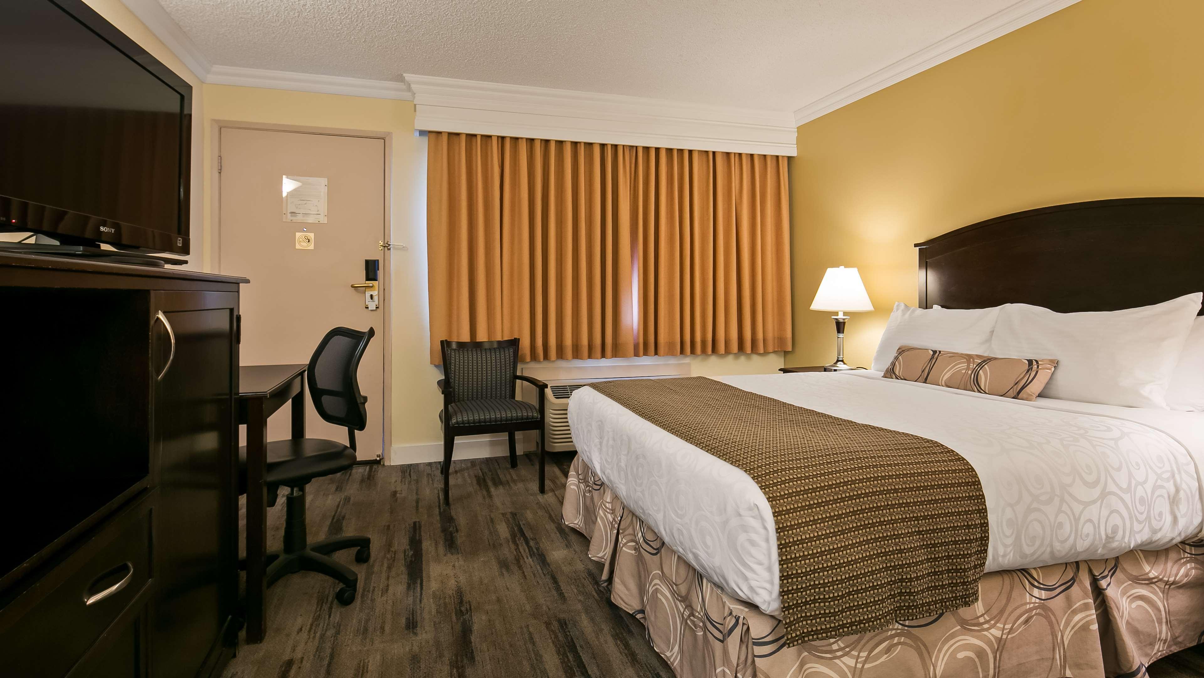 Best Western Plus Burnaby Hotel Экстерьер фото