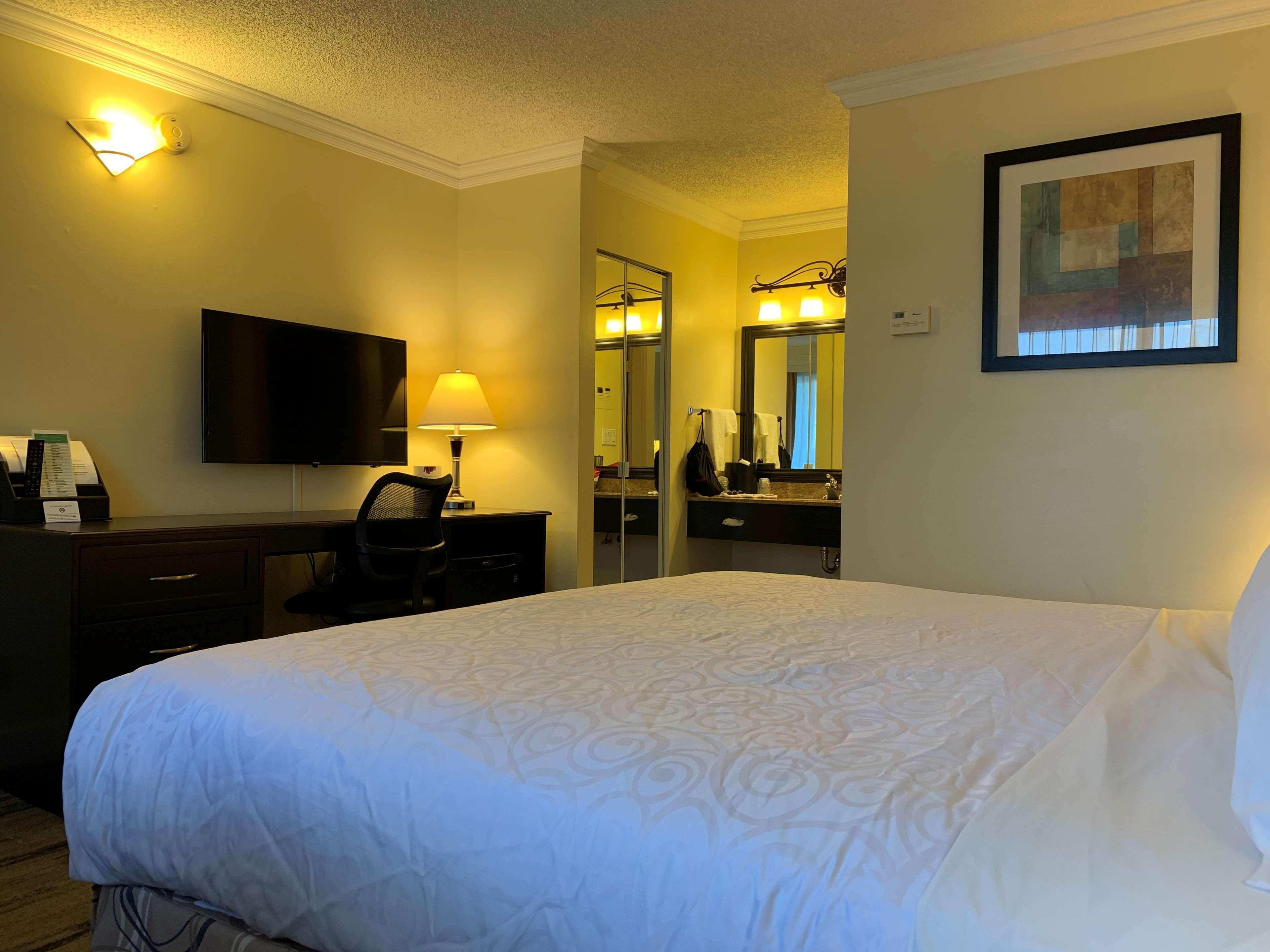 Best Western Plus Burnaby Hotel Экстерьер фото